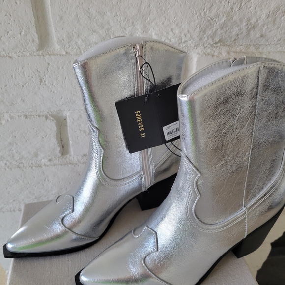 NWT Forever 21 Metallic Silver Western Boots Sz 8 - Picture 1 of 3